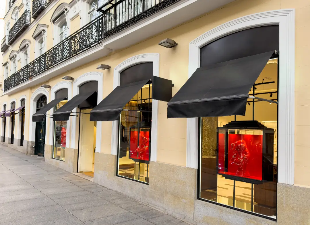 Façade vitrine de magasin en aluminium sur mesure à Seysses